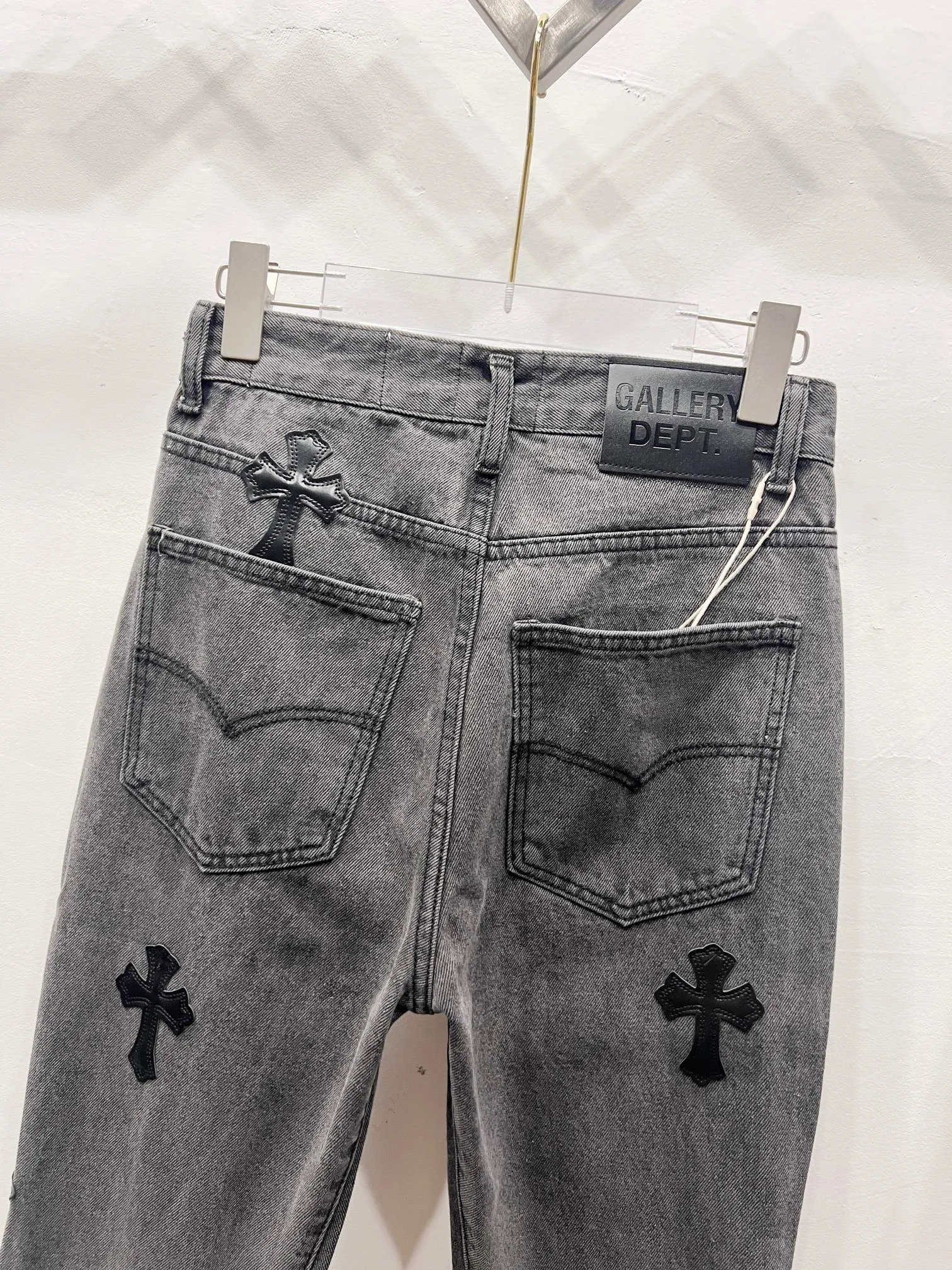 P260 Style number: (A002) GALLERY DEPT. Co-branded 2025 new black cross-leather splicing couple's style loose washed flared jeans 🔥High version🔥High version🔥 Top ceiling quality Styles with different washed textures are very friendly to people with thin legs and thick legs. The slightly flared version is very flattering. Moderate length that never goes out of style, easy to match with casually, basic styling for various styles, a must-have in the wardrobe! The fabric is stiff but also makes the upper body soft without losing texture. The washing process is even more perfect. It is a must-have item for everyone! ! ! Washed wheat, tag, pants label, three complete labels Color: washed black, washed blue Size: 28, 30, 32, 34 (four sizes)